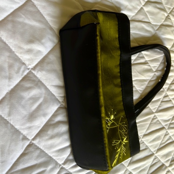 Beautiful hand-embroidered handbag in rich green color - Picture 11 of 16